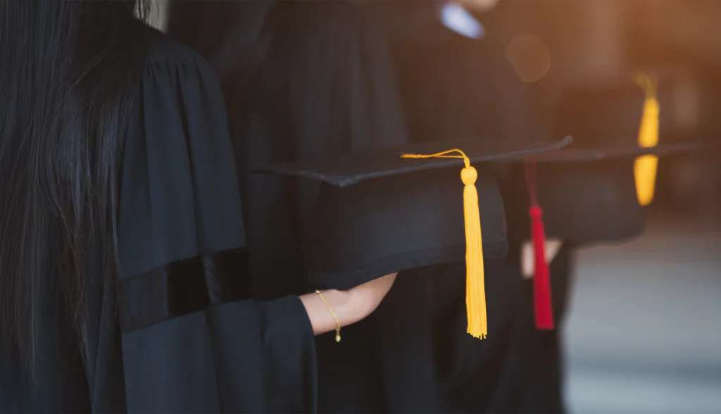 Koniec pisania prac magisterskich i licencjackich? Na uczelniach trwają dyskusje, co w zamian