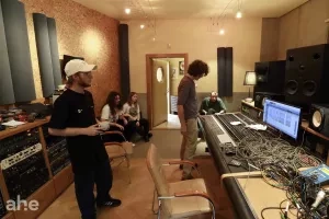 Studenci produkcji i realizacji muzyki w Tonn Studio