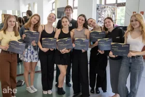 Podziękowania Hutchinson Instytut dla studentów tańca i dziennikarstwa